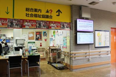 設置の様子：あいプラザ南側入口付近