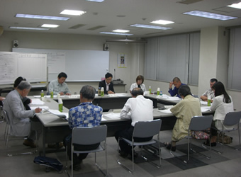 推進計画中「計画期間中の取り組み」の進展状況などの審議の様子