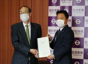 報告書手交式の様子