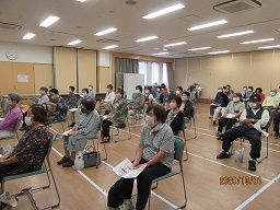 ヤクルトさんの話を聴く様子