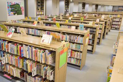 はつかいち市民図書館本棚