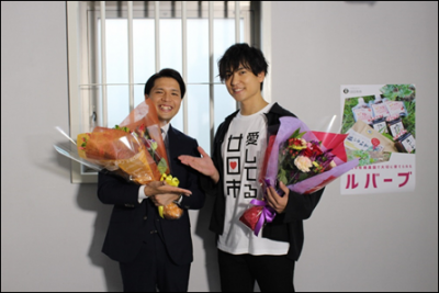 撮影後、花束を受け取る香川さんと和泉さん