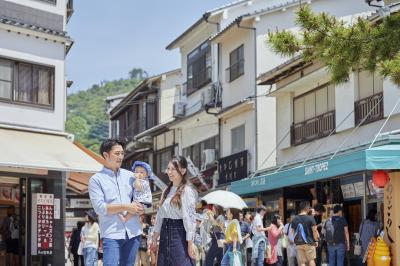 宮島を楽しむ親子