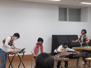箏を演奏する様子