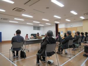 演奏を聴く様子