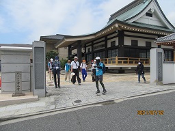 歩いている様子