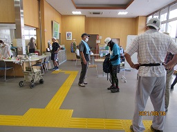 歩いている様子