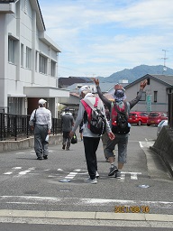 歩いている様子