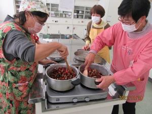 ルバーブを煮ている様子
