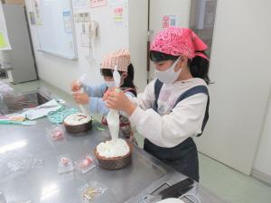クリスマスケーキを作っている様子2