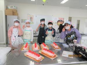 完成したケーキと参加者