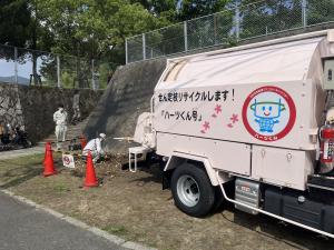 令和4年6月に宮園上の法面清掃にハーツくん号を派遣したときの写真です。安全のためコーンを設置し作業をしています。