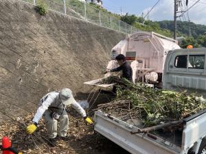 令和4年6月に宮園上の法面清掃にハーツくん号を派遣したときの写真です。せん定枝を現地でチップ化しています。