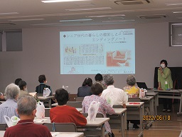 湯上先生がお話している様子