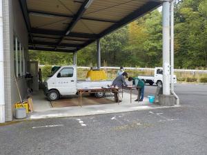 拠点回収にごみを搬入している様子