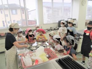 子どもたちが調理している様子1