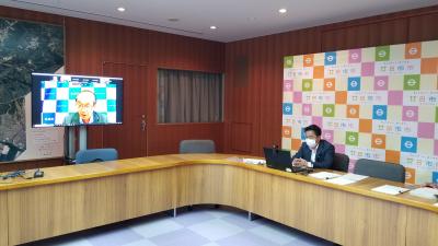 市役所からウェブ会議に出席する市長