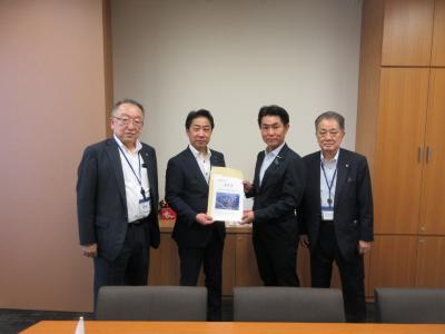 議員会館で石橋議員に要望書を渡す市長