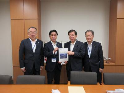 議員会館で平口議員に要望書を渡す市長