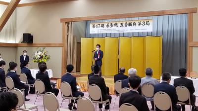 会場で挨拶する市長