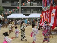 踊りを楽しむ人たち（こども）