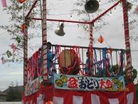 太鼓をたたくこどもたち