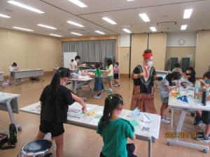 子どしている作品を作っている様子
