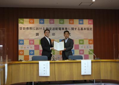 広島ガス社長と並んで立つ市長