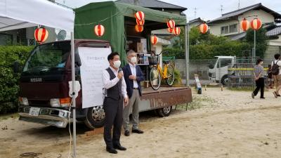 盆踊り会場　提灯の下であいさつ