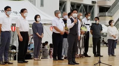 会場ステージで挨拶する市長