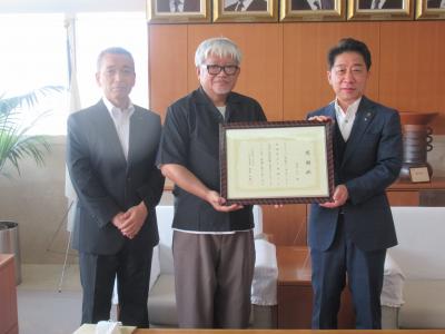 寄贈者と感謝状を持つ市長、教育長