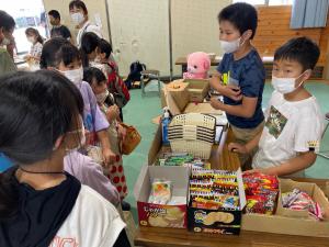 子どもが運営する駄菓子屋さん