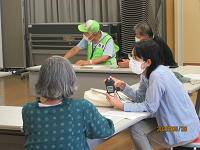 トランシーバーを確認する様子