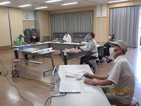 説明をきく様子