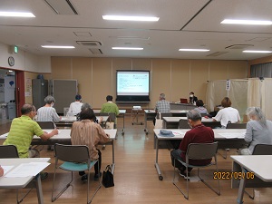 先生の話を聴いている様子