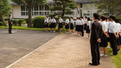 佐伯高校の生徒たちに出迎えられる市長