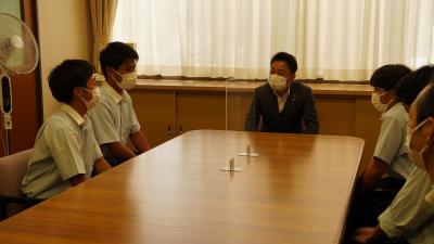 応接室で話す市長と高校生