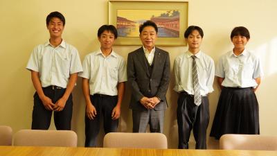 佐伯高校の生徒たちと記念撮影をする市長