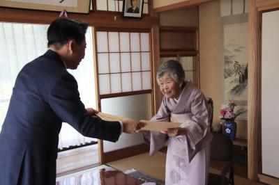 100歳の記念賞状を渡す