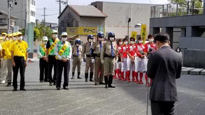 交通安全運動出発式で挨拶する市長