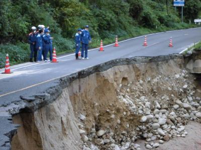 台風で被災した道路を視察