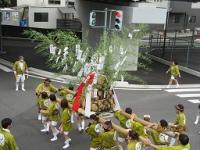 交差点での俵もみ