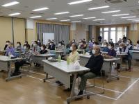 マジックに見入る参加者
