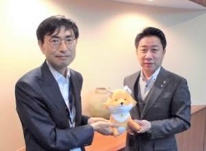 法務局長とマスコットのぬいぐるみを持つ市長