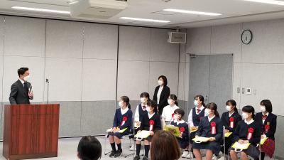 賞状を持って座る児童たち