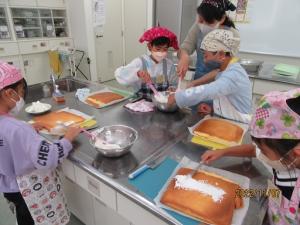 子どもたちが調理している様子3