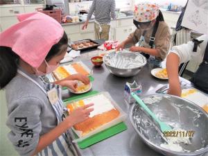 子どもたちが調理している様子4