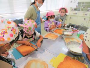 子どもたちが調理している様子6
