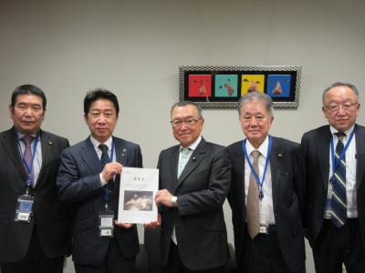 宮沢洋一議員との記念写真