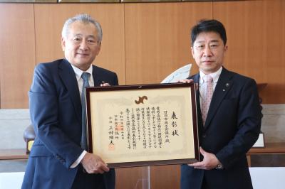 表彰状を持つ二人